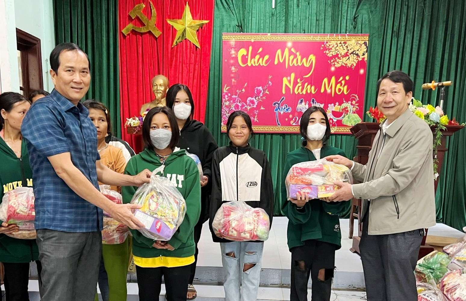Hai nhà hảo tâm tặng quà Tết cho bà con nhèo xã Phước Kim