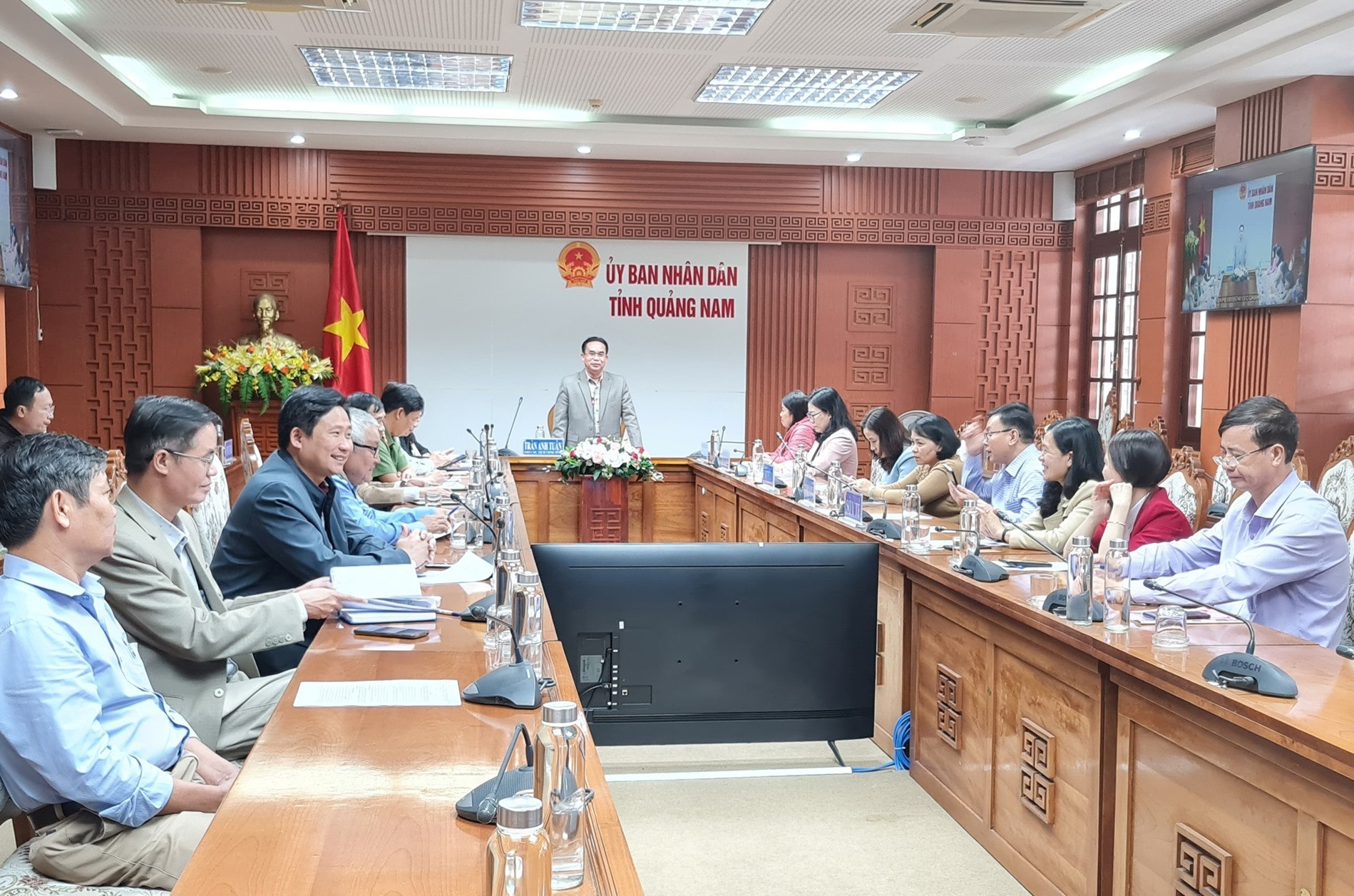 Phó Chủ tịch UBND tỉnh Trần Anh Tuấn phát biểu tại cuộc họp trực tuyến toàn tỉnh về chăm lo tết. Ảnh: D.L