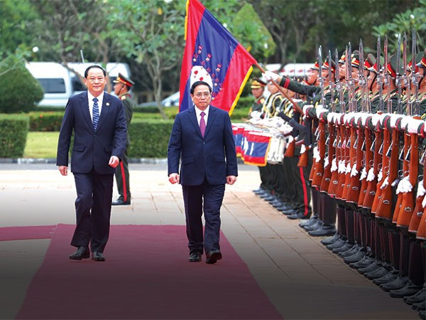 Thủ tướng Phạm Minh Chính (phải) và Thủ tướng Lào Sonexay Siphandone
