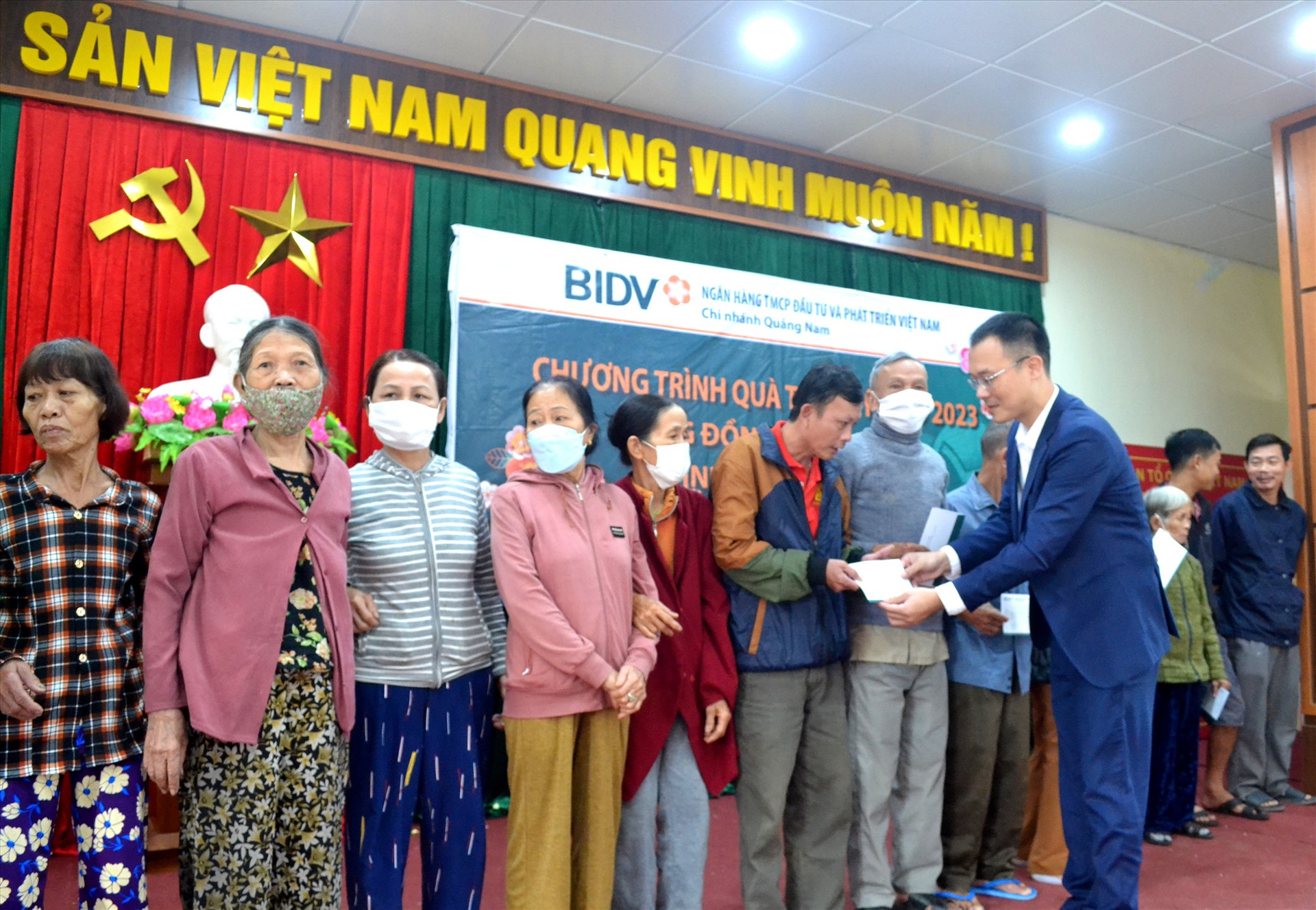Ông Phạm Minh Tri - Phó Giám đốc BIDV Quảng Nam trao tặng quà tết đến người dân TP.Tam Kỳ. Ảnh: Q.VIỆT