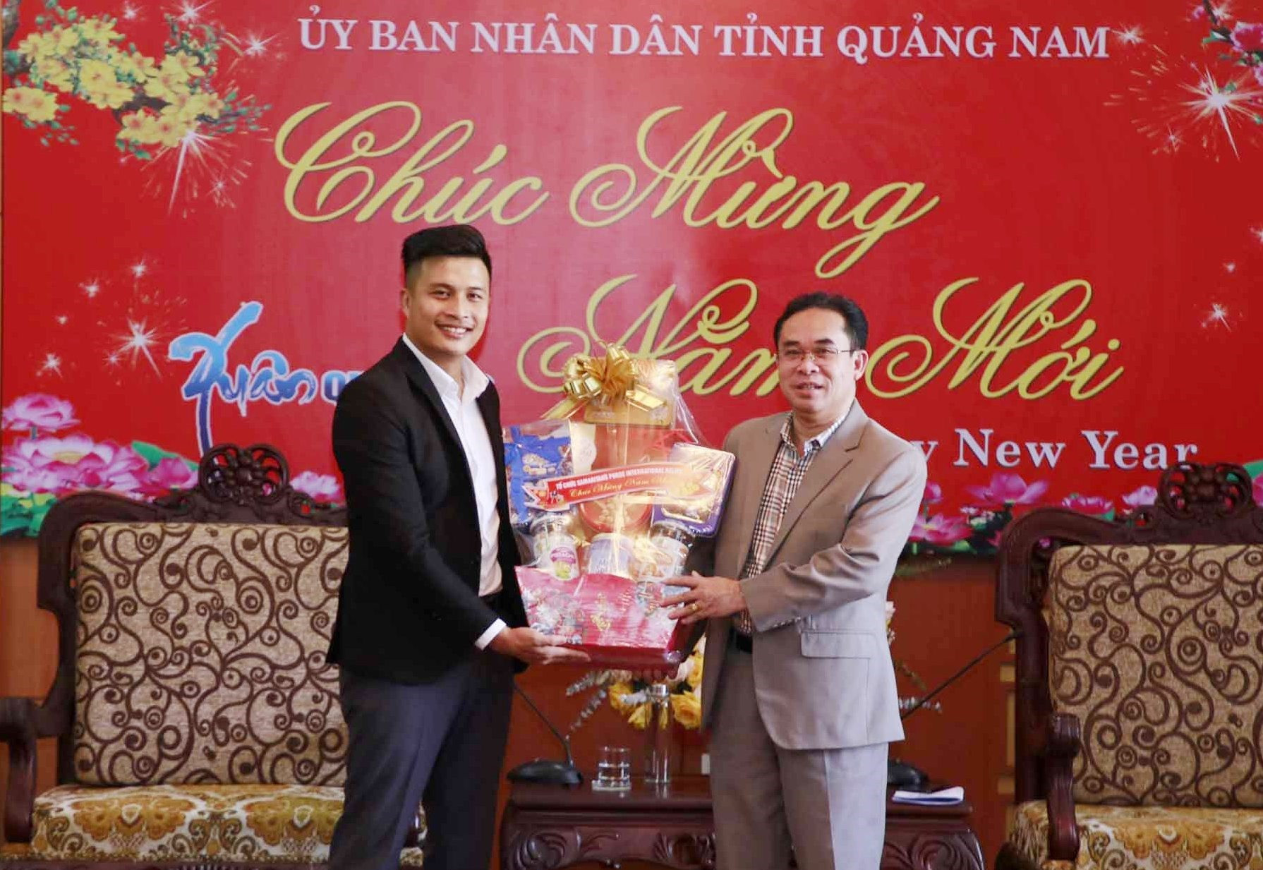 Ông Nguyễn Quang Minh tặng quà nhân buổi gặp mặt. Ảnh: T.C