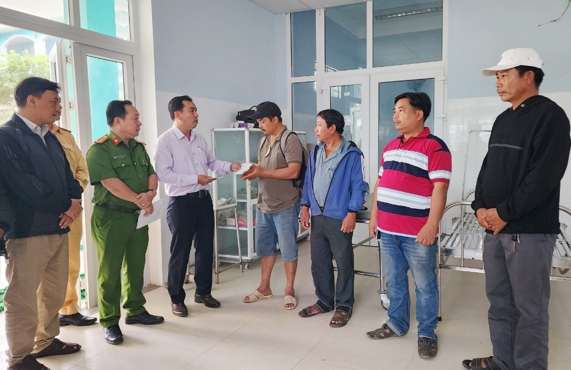 Đại diện Ban ATGT tỉnh và Ban ATGT huyện Phước Sơn đến thăm hỏi, động viên và hỗ trợ cho gia đình các nạn nhân trong vụ TNGT. Ảnh: Q.K