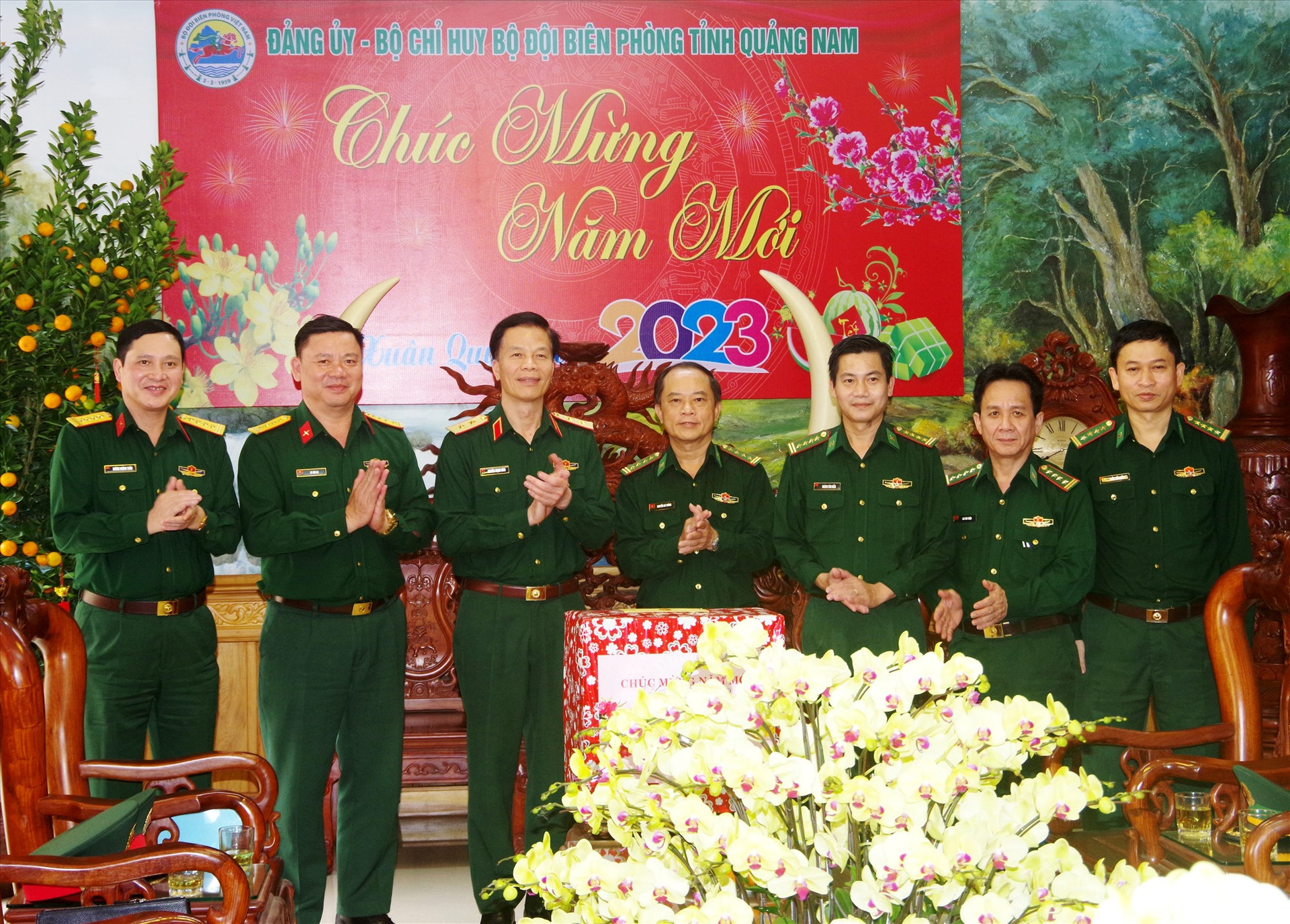 Trung tướng Nguyễn Trọng Bình tặng quà Tết Bộ Chỉ huy Bộ đội Biên phòng Quảng Nam. Ảnh: VĂN VINH