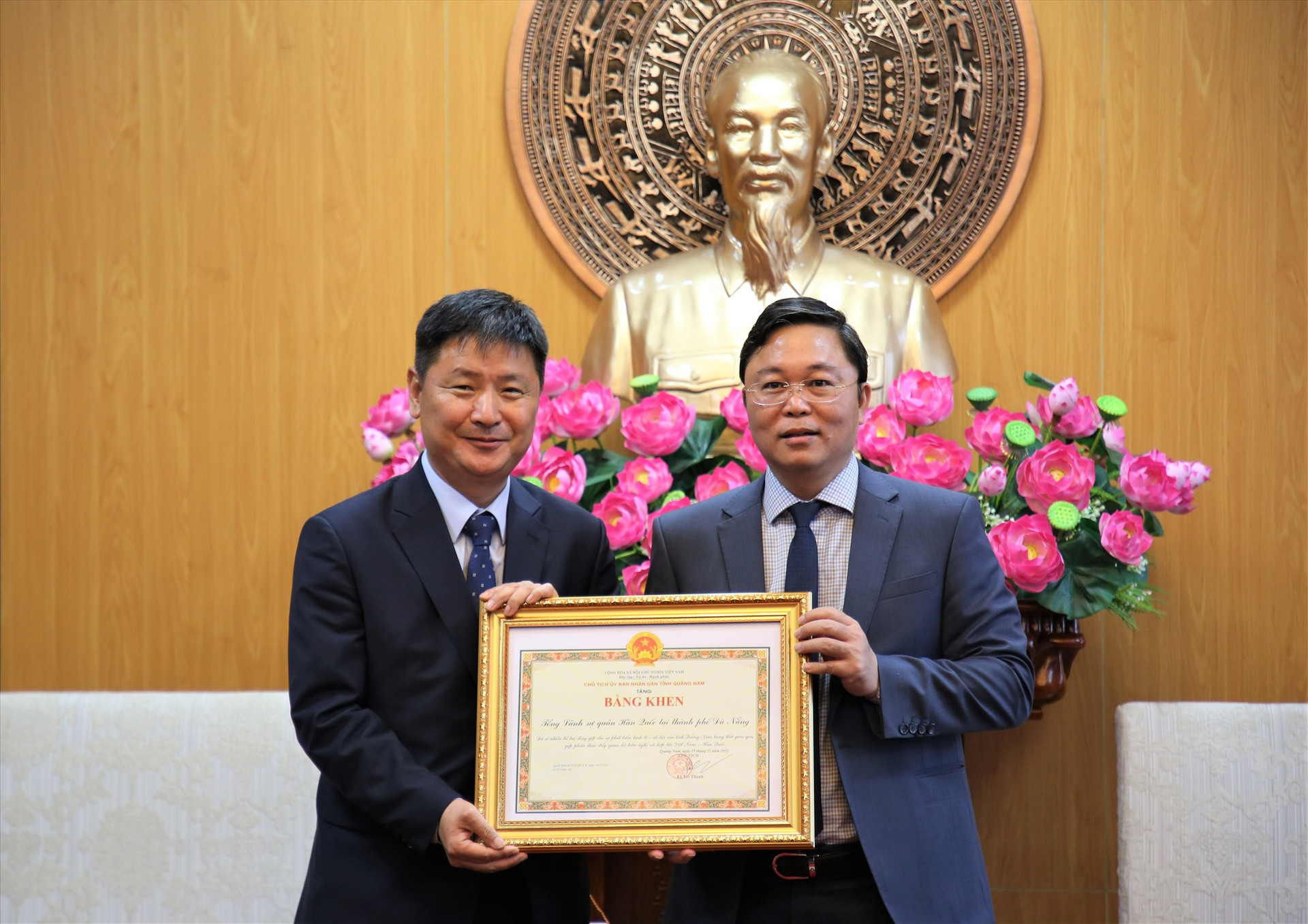 Chủ tịch UBND tỉnh tặng bằng khen cho Tổng Lãnh sự quán Hàn Quốc tại TP.Đà Nẵng. Ảnh: A.N