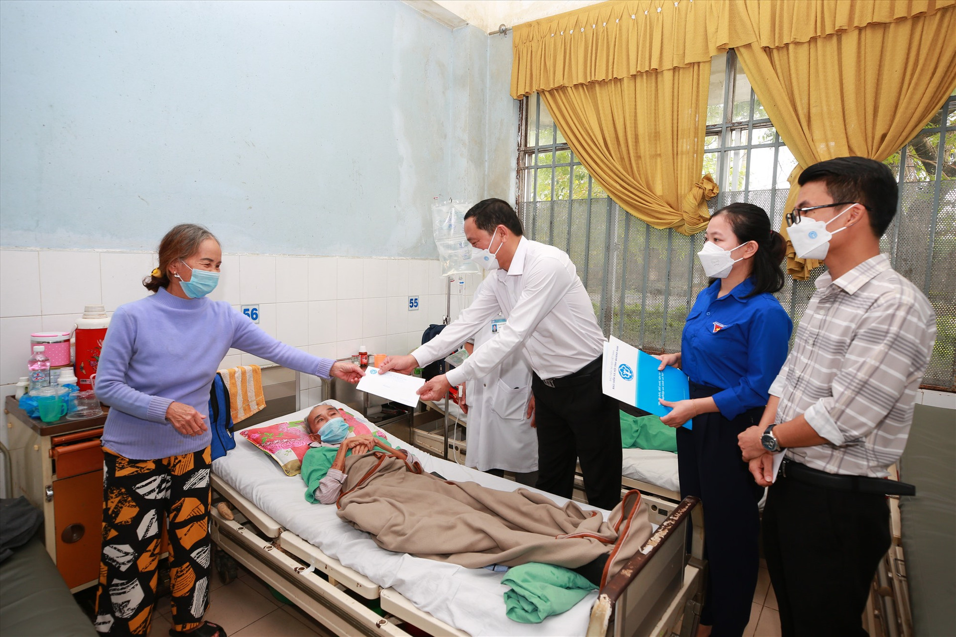 Giám đốc BHXH tỉnh Nguyễn Thanh Danh tặng quà tết bệnh nhân nghèo. ảnh: D.L