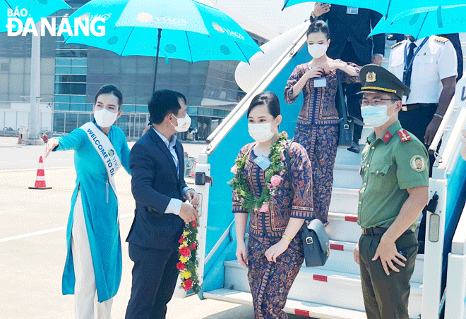 Việc mở đường bay trực tiếp đến Đà Nẵng góp phần phát triển du lịch thành phố. Trong ảnh: Du khách được chào đón tại Sân bay quốc tế Đà Nẵng. Ảnh: THU HÀ