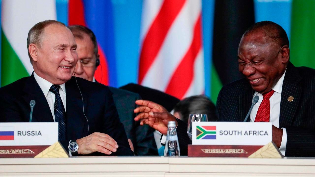 Tổng thống Nam Phi Cyril Ramaphosa (phải) và người đồng cấp Nga Vladimir Putin trong một cuộc họp thượng đỉnh năm 2019. Ảnh: AFP
