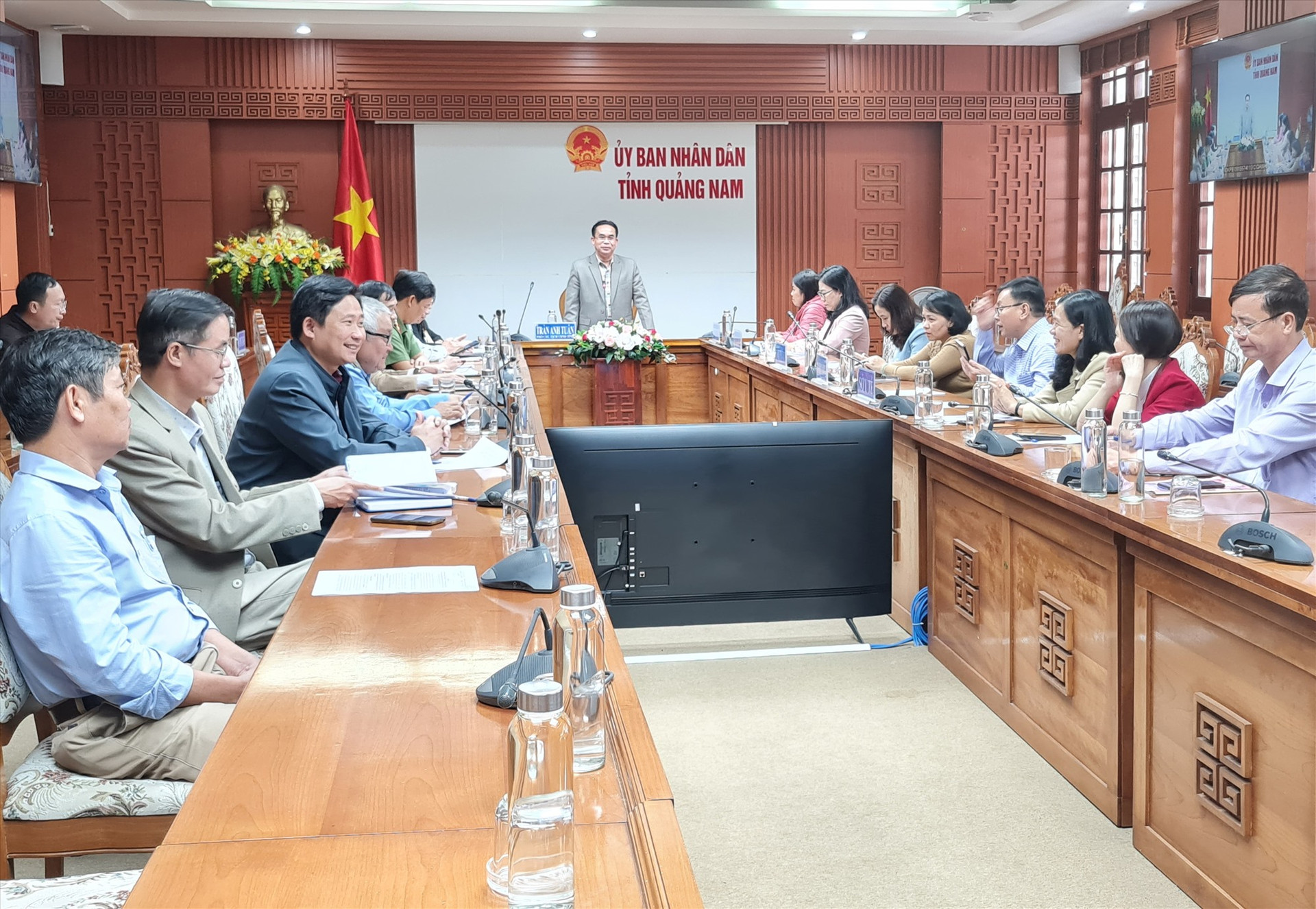 Phó Chủ tịch UBND tỉnh Trần Anh Tuấn yêu cầu hoàn thành việc chăm lo tết vào ngày 16/1. Ảnh: D.L