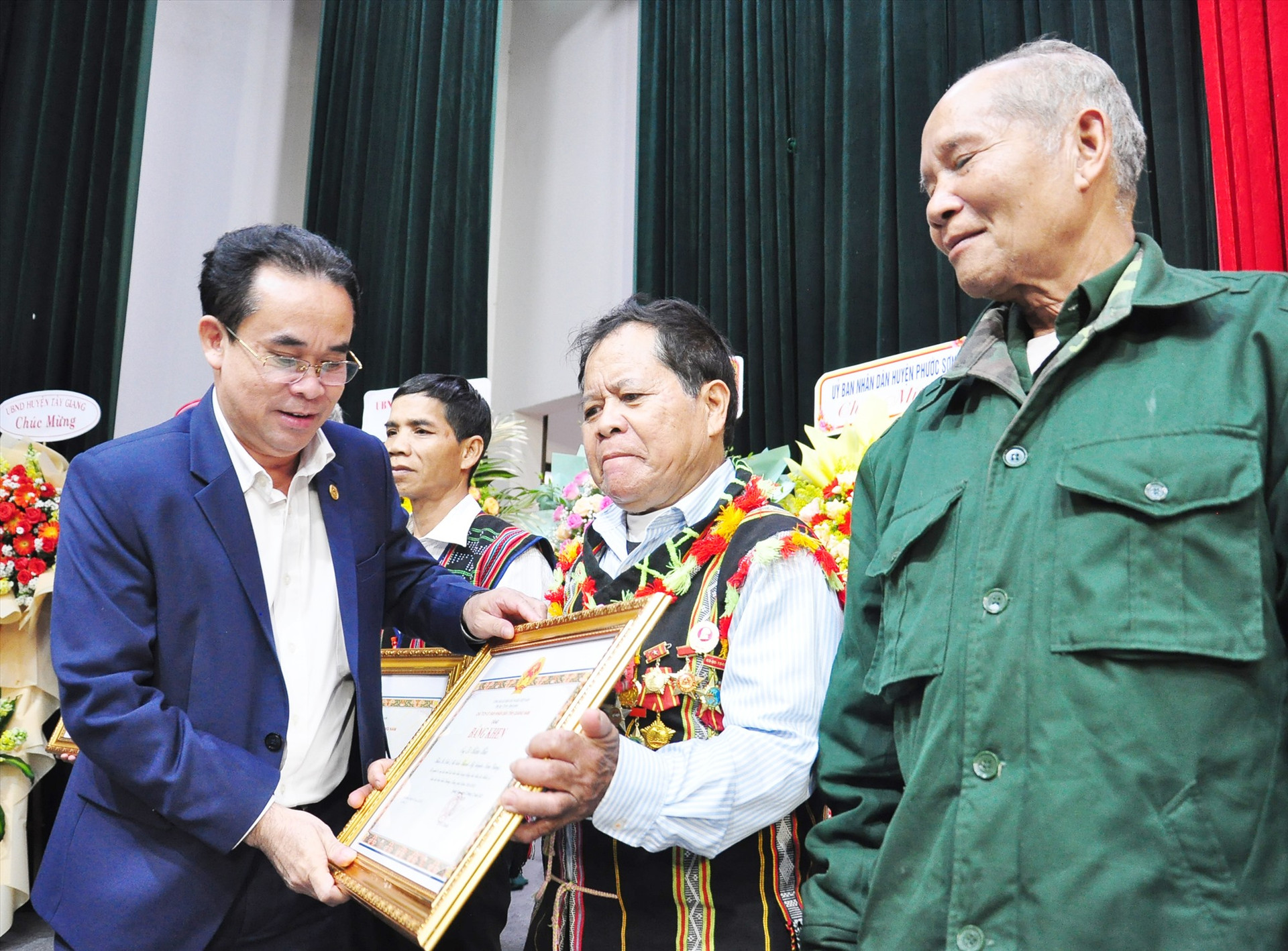 Phó Chủ tịch UBND tỉnh Trần Anh Tuấn trao Bằng khen của UBND tỉnh tặng người có uy tín tiêu biểu. Ảnh: VINH ANH