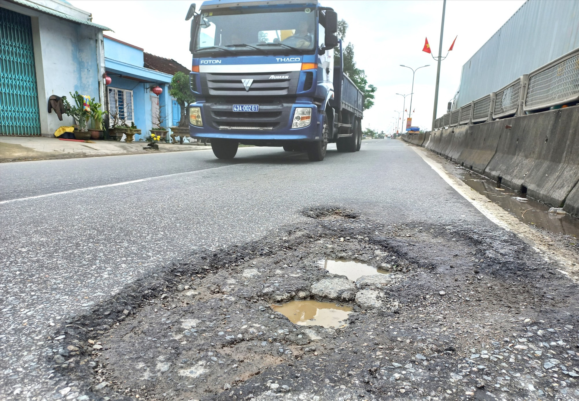 Đơn vị đang khai thác quốc lộ 1 cần sớm khắc phục hư hỏng mặt đường đoạn qua xã Tam An (Phú Ninh). Ảnh: C.T