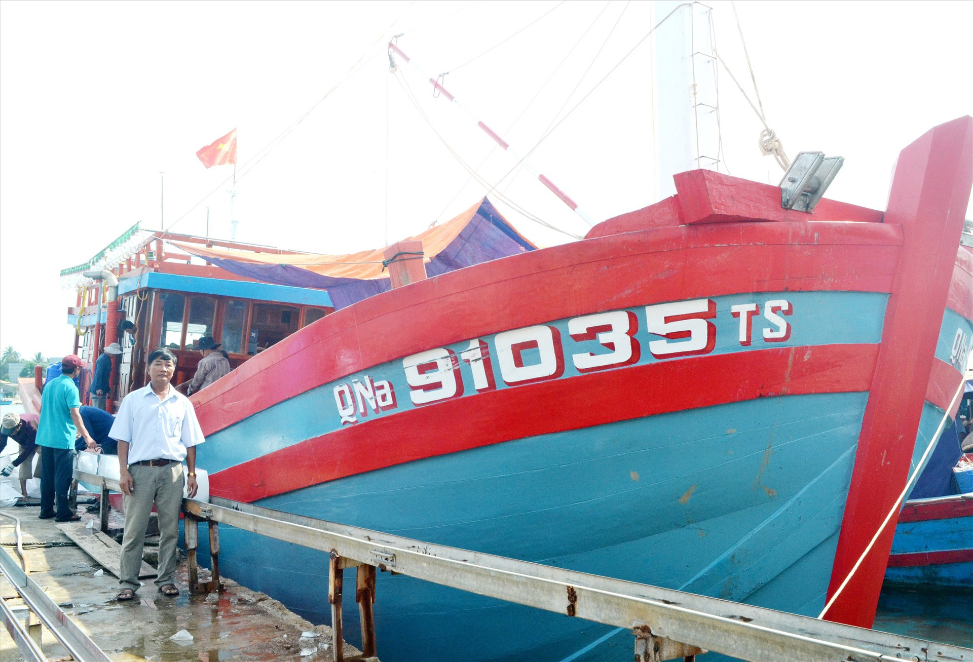 Tàu cá của ngư dân Lê Minh Trí mua đá cây để vươn khơi bám biển xuyên tết. Ảnh: NGUYỄN QUANG