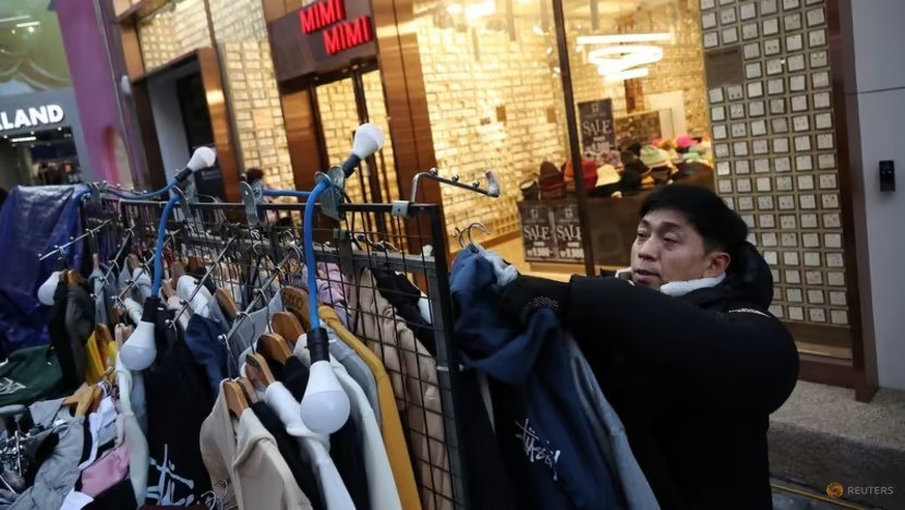 Choi Dae-sung, 49 tuổi, chủ cửa hàng bán quần áo, chuẩn bị khởi động lạicông việc kinh doanh của mình tại khu mua sắm Myeongdong ở Seoul, Hàn Quốc vào ngày 9/1/2023. (Ảnh: REUTERS/Kim Hong-Ji)