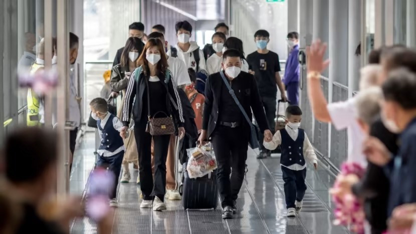 Các du khách trên chuyến bay của của Hãng hàng không Xiamen Airlines được các quan chức chính phủ Thái Lan chào đón khi đến Sân bay Suvarnabhumi ở Bangkok vào ngày 9 tháng 1 năm 2023. (Ảnh: AFP/Jack TAYLOR)