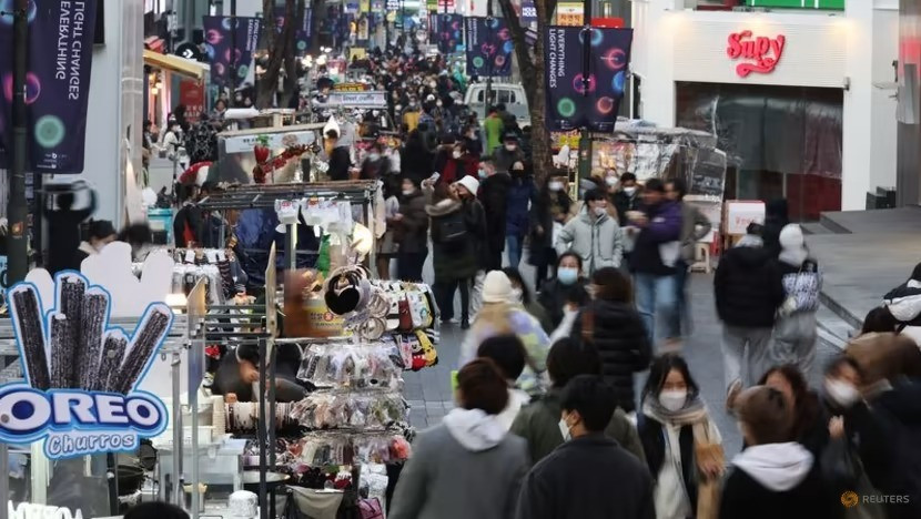 Những người bán hàng rong tại khu mua sắm Myeongdong ở Seoul, Hàn Quốc vào ngày 9/1/2023. (Ảnh: REUTERS/Kim Hong-Ji)