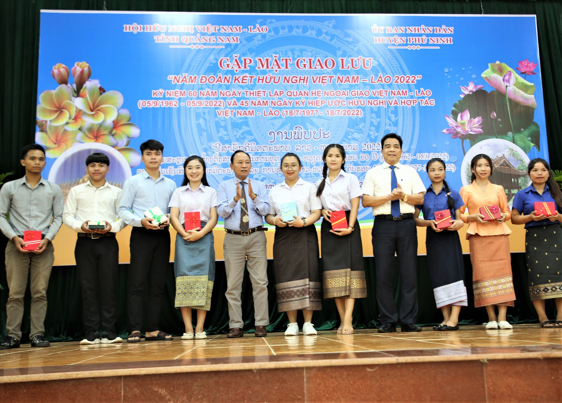 Lãnh đạo Liên hiệp các tổ chức hữu nghị tỉnh tặng quà động viên lưu học sinh Lào nhân dịp gặp mặt. Ảnh: A.N