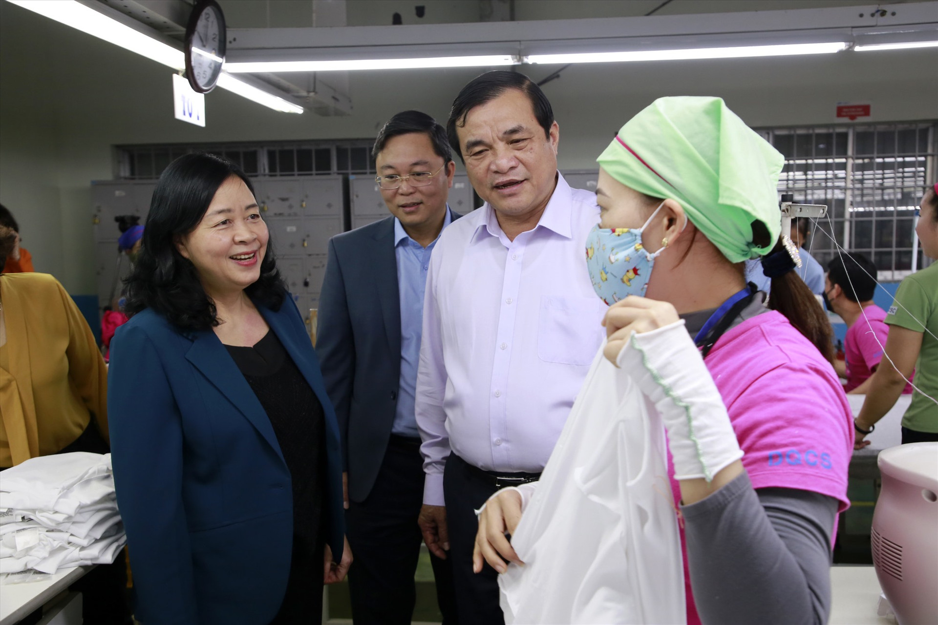 Bà Bùi Thị Minh Hoài cùng đồng chí Phan Việt Cường, Lê Trí Thanh thăm hỏi công nhân làm việc tại công ty PANKO Tam Thăng. Ảnh: T.C