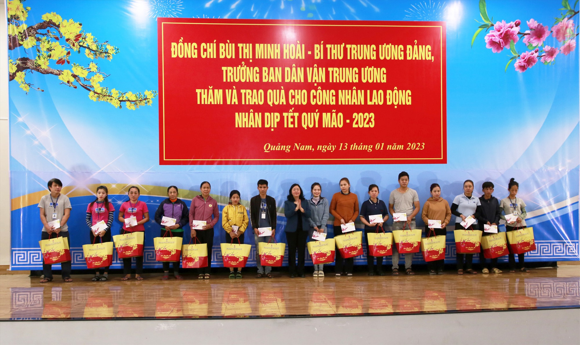 Thay mặt đoàn công tác của Trung ương, bà Bùi Thị Minh Hoài tặng quà cho các công nhân có hoàn cảnh khó khăn. Ảnh: T.C
