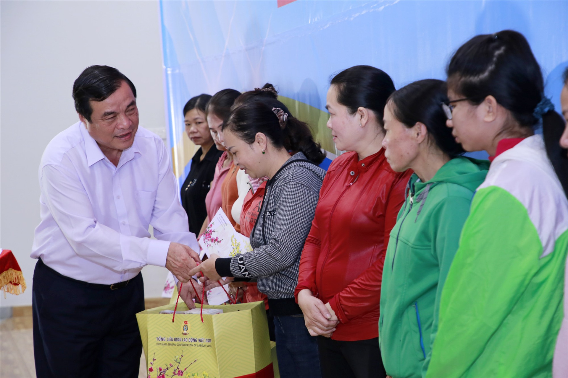 Bí thư Tỉnh ủy Phan Việt Cường trao quà Tết cho công nhân có hoàn cảnh khó khăn. Ảnh: T.C