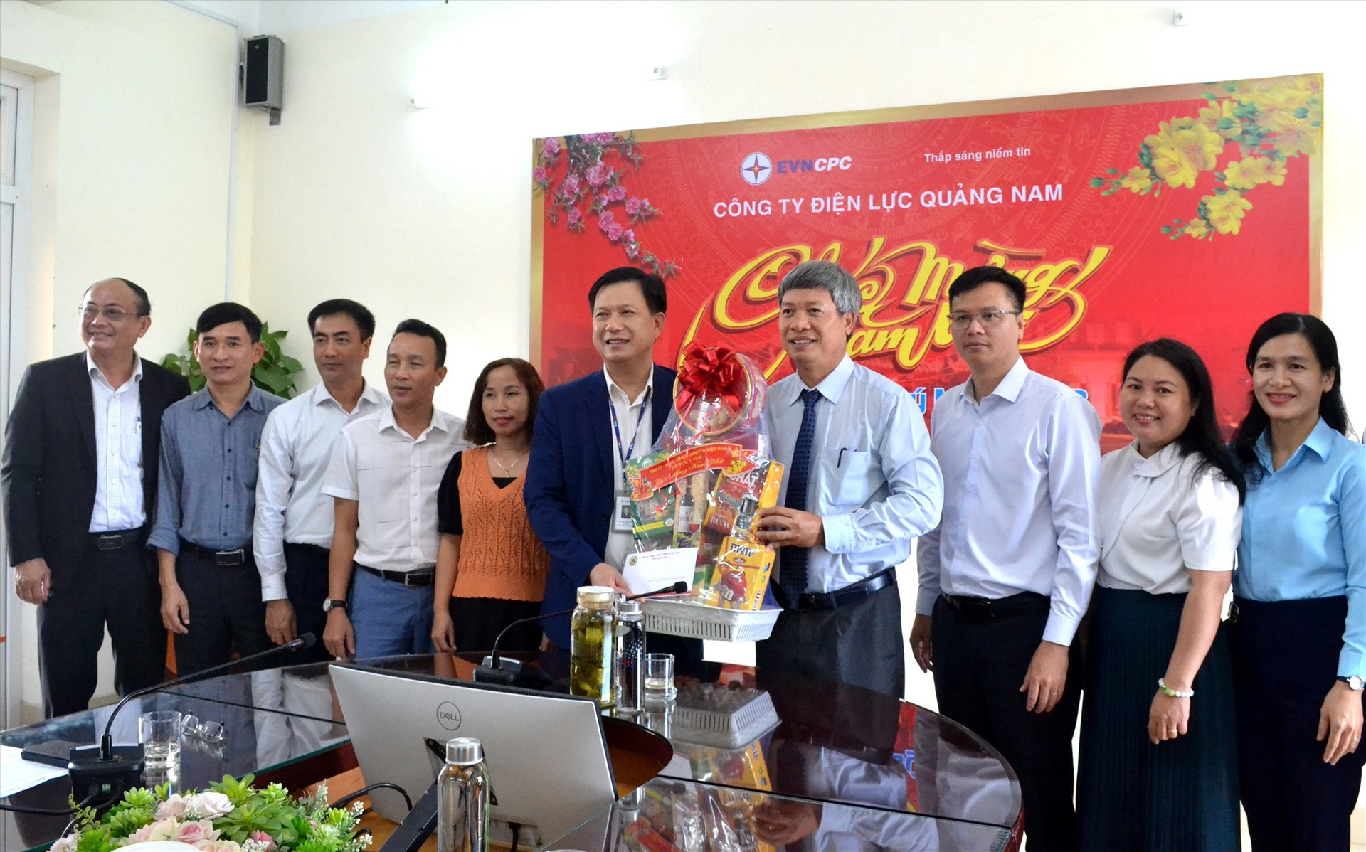 Phó Chủ tịch UBND tỉnh Hồ Quang Bửu cùng đoàn công tác của UBND tỉnh chúc tết Công ty Điện lực Quảng Nam. Ảnh: Q.VIỆt