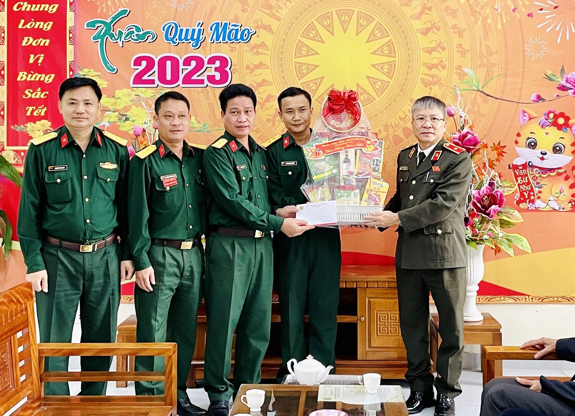 Thiếu tướng Nguyễn Đức Dũng tặng quà của Tỉnh ủy – HĐND – UBND – UBMTTQVN tỉnh cho Kho Kỹ thuật K55. Ảnh: TÂM THÔNG
