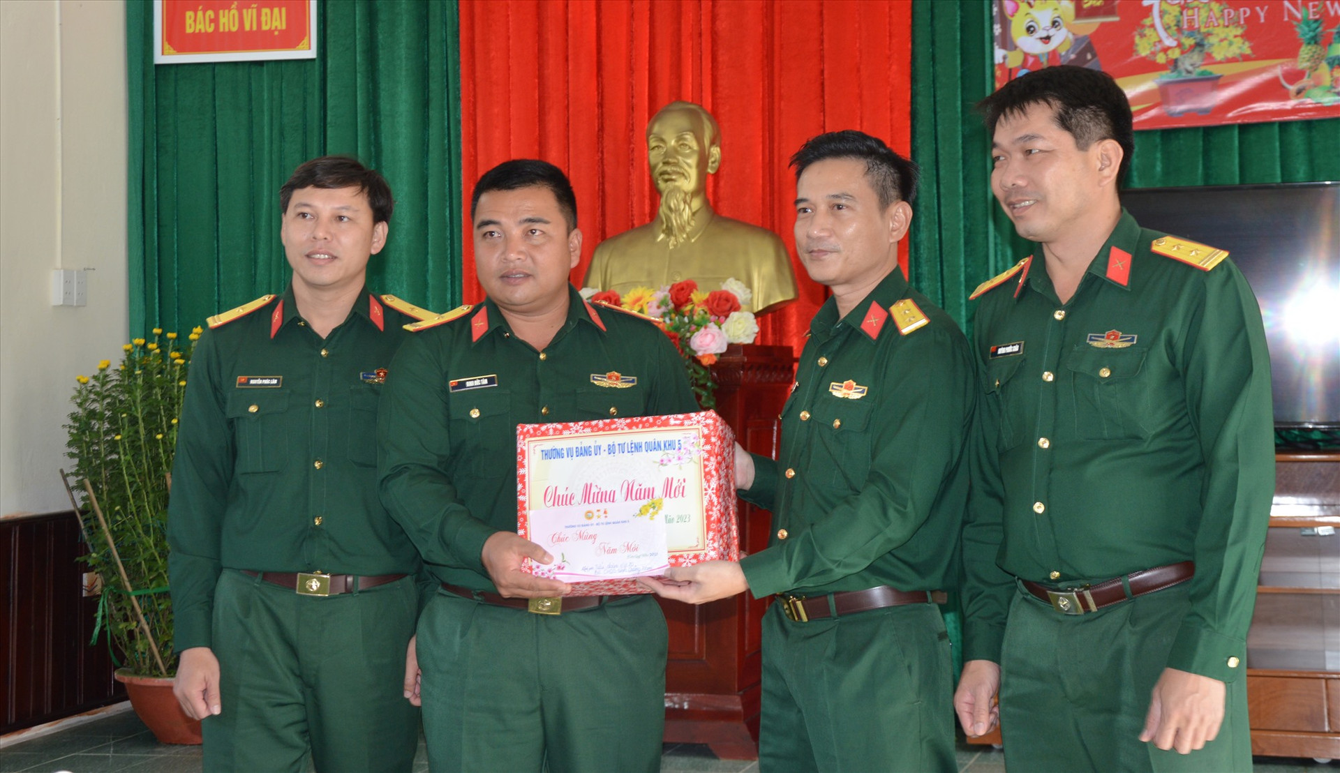 Trung tá Nguyễn Hữu Thắng – Phó Chỉ huy trưởng Bộ CHQS  tỉnh tặng quà của Quân khu 5 cho Tiểu đoàn 70. Ảnh: HỒNG ANH