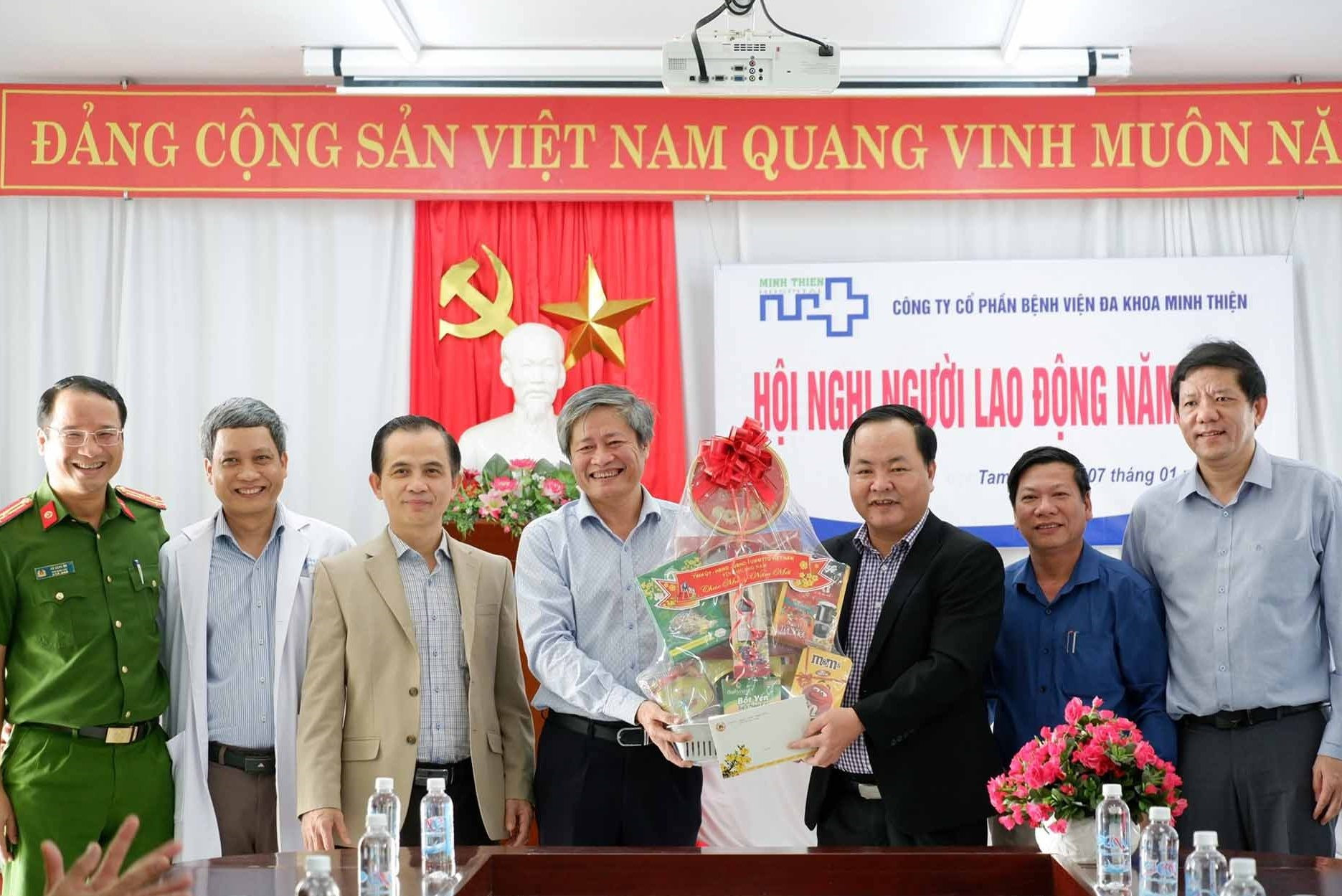Đồng chí Nguyễn Hồng Quang cùng đoàn đại diện các sở ngành thăm và chúc tết BV Đa khoa Minh Thiện. Ảnh: X.H