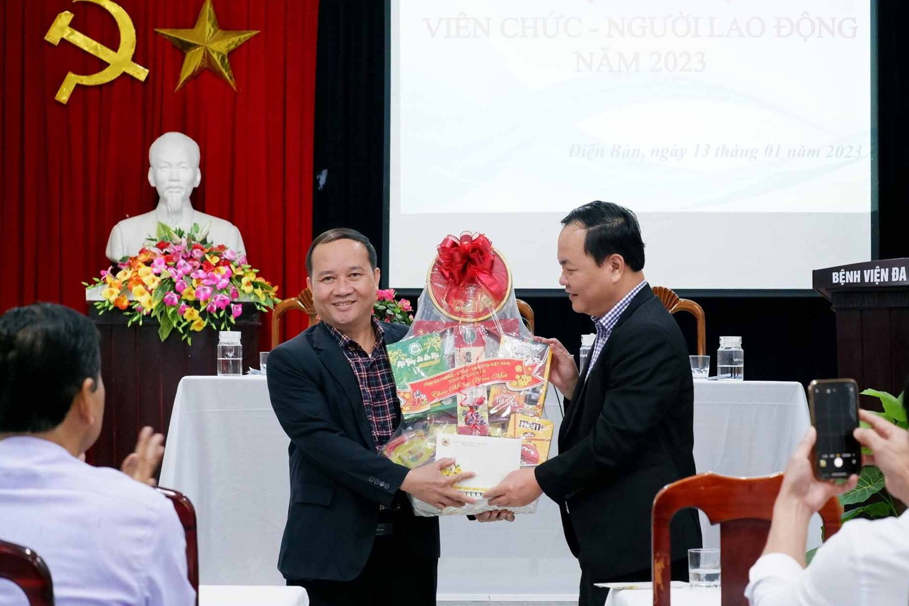 Đồng chí Nguyễn Hồng Quang thăm và chúc tết tại BV Đa khoa khu vực Quảng Nam. Ảnh: X.H