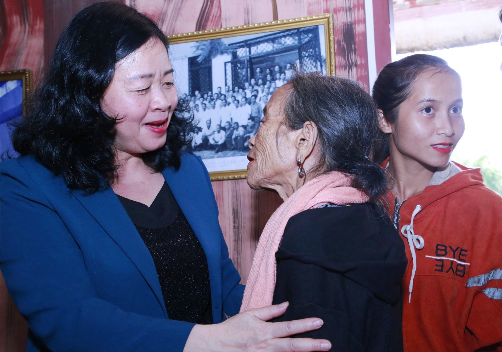 Bà Bùi Thị Minh Hoài dành thời gian thăm hỏi, chúc Tết bà con. Ảnh: T.C