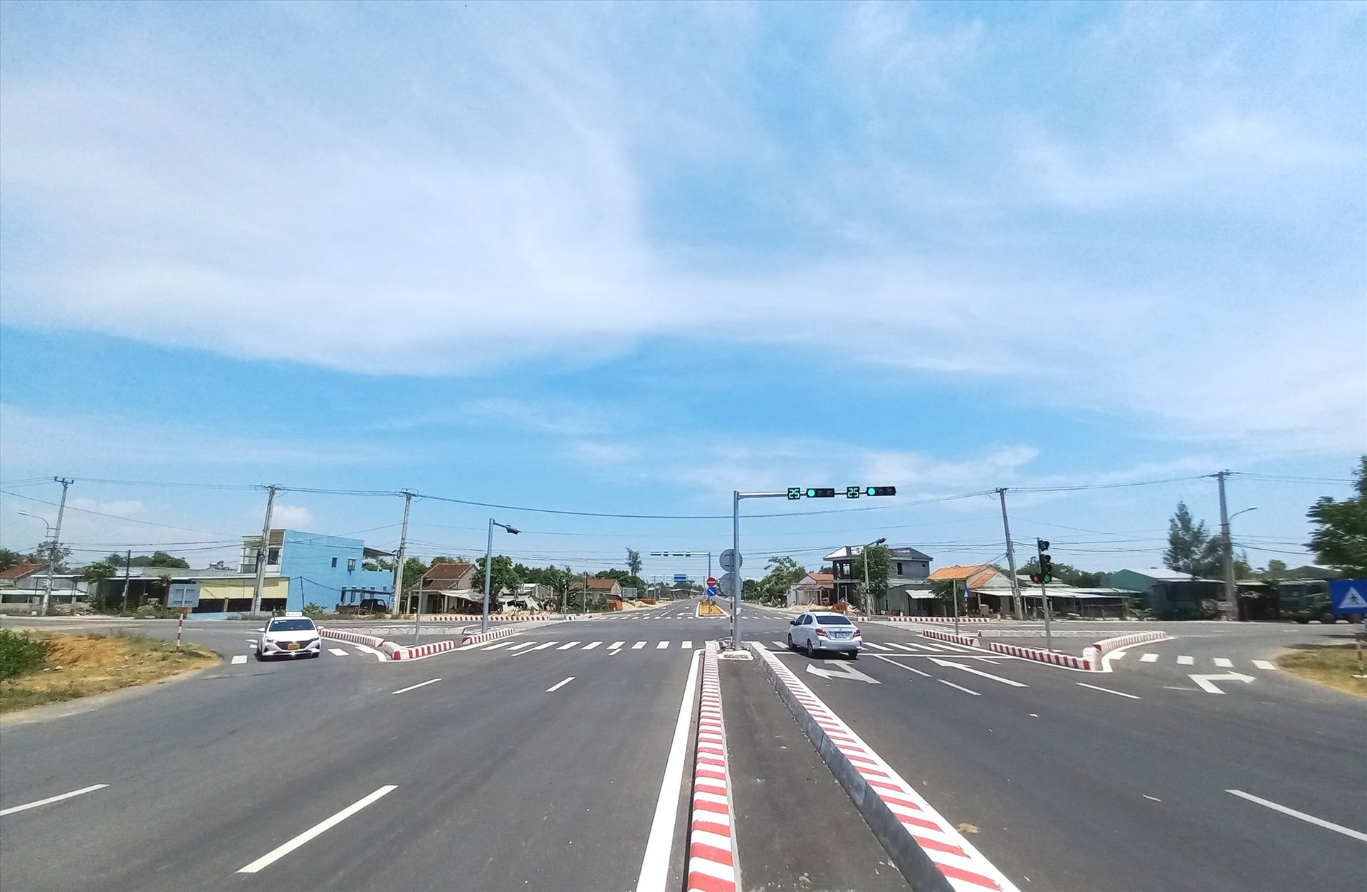 Dự án đường 129 (đường Võ Chí Công) giai đoạn 2, kết nối với đường vào sân bay Chu Lai đã hoàn thành.