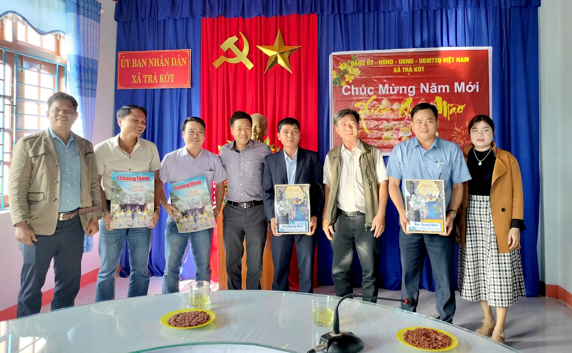 Đại diện Báo Quảng Nam tặng quà Đảng ủy, UBND và cán bộ viên chức xã Trà Kót nhân dịp Tết Qúý Mão 2023. Ảnh: HIỂN TRÍ