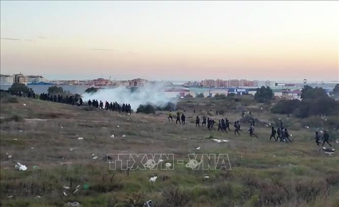 Người di cư từ Maroc tràn vào vùng lãnh thổ Melilla của Tây Ban Nha sau khi trèo qua hàng rào biên giới ngày 3/3/2022. Ảnh: AFP/TTXVN