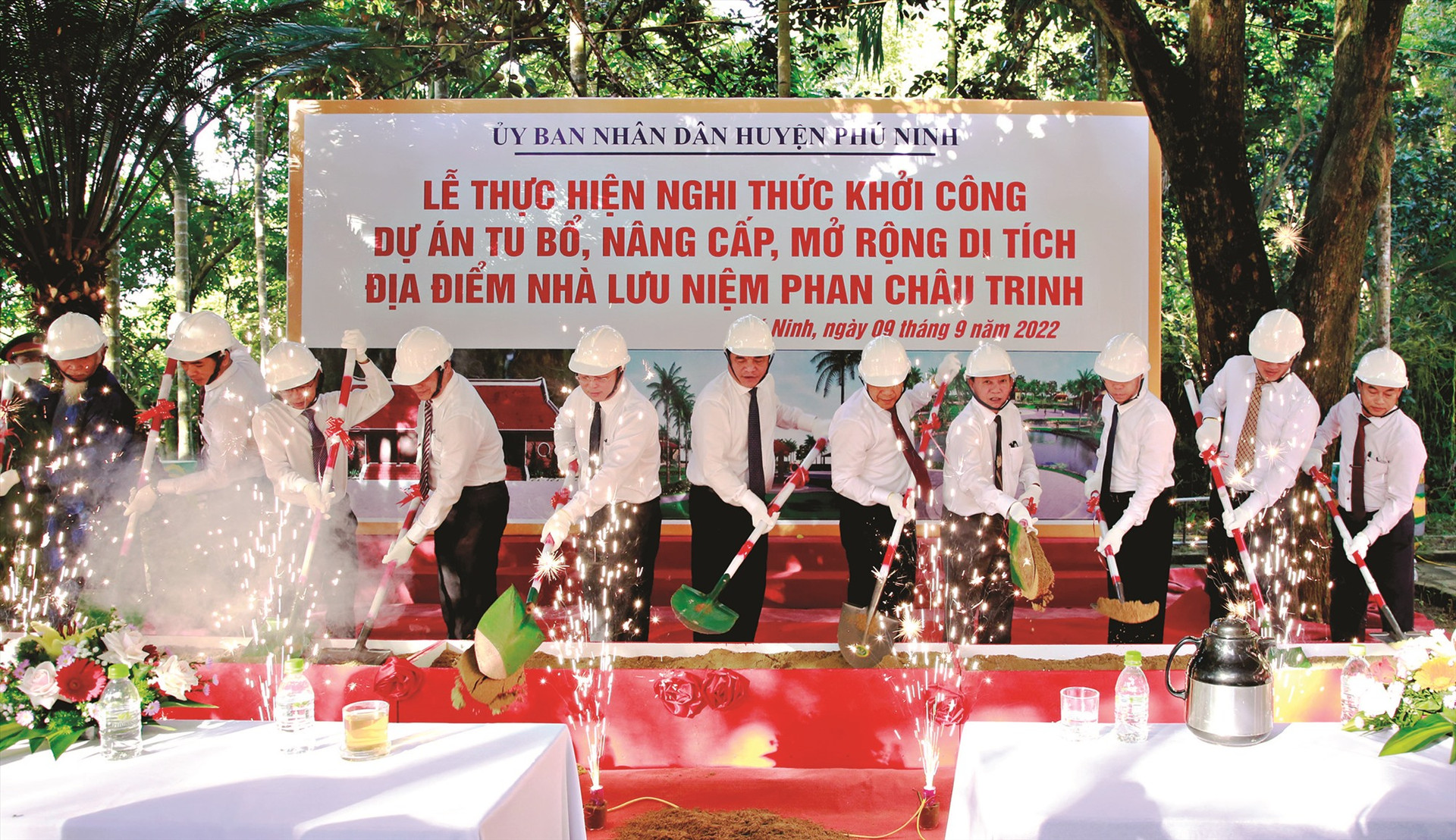 Lãnh đạo tỉnh thực hiện nghi thức khởi công dự án tu bổ, nâng cấp, mở rộng Nhà lưu niệm cụ Phan Châu Trinh tại Phú Ninh, tháng 9/2022. Ảnh: T.C