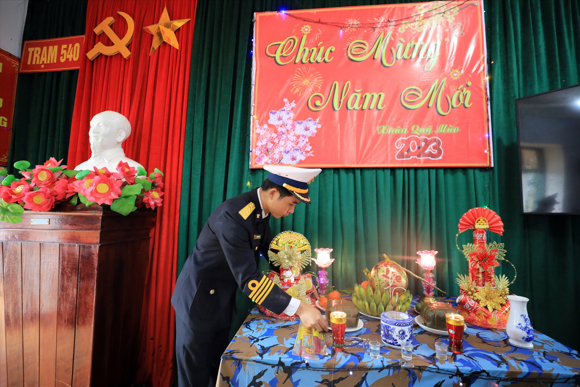 Đại úy Đào Quang Hiển đặt bánh chưng từ đất liền lên bàn thờ đón xuân ở đơn vị trạm Ra-đa 540 ở đảo Cồn Cỏ. Ảnh: T.C