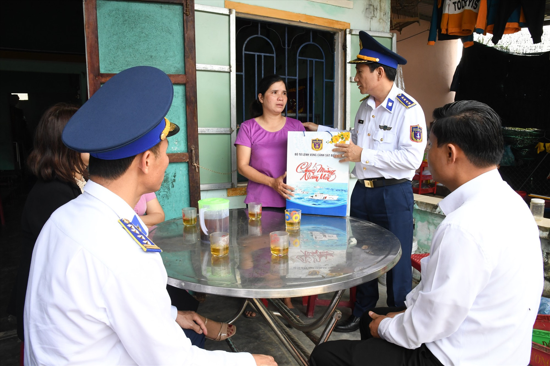 Đại tá Lê Huy Sinh, Chính uỷ Vùng Cảnh sát biển 2 cùng lãnh đạo chính quyền địa phương xã Tam Hải đến thăm hỏi, động viên gia đình có ngư dân mất tích khi làm ăn trên biển