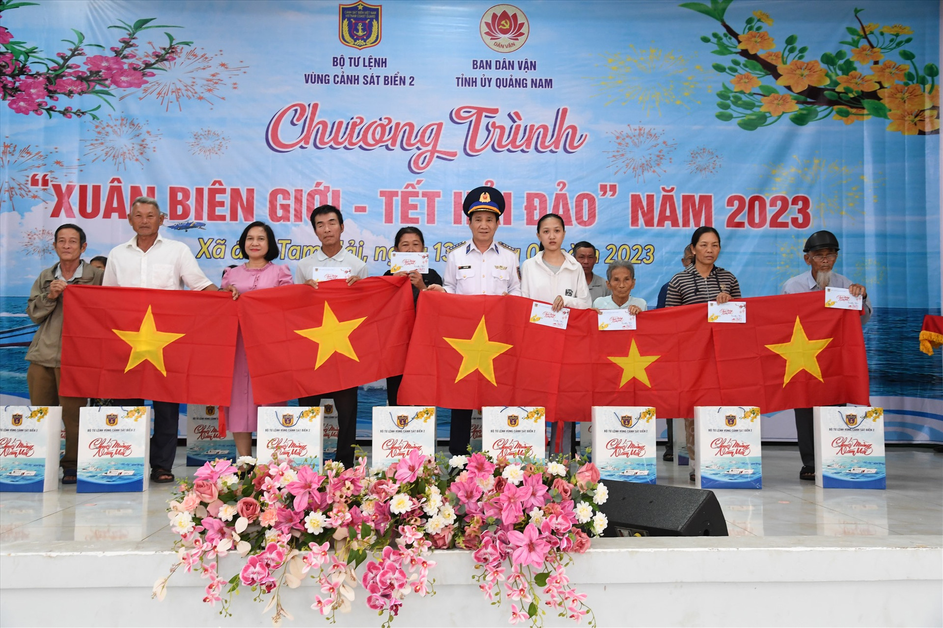 Lãnh đạo Vùng cảnh sát biển 2 và ban Dân vận Tỉnh uỷ Quảng Nam tặng quà, cờ Tổ quốc cho nhân dân xã Tam Hải. Ảnh: P.V