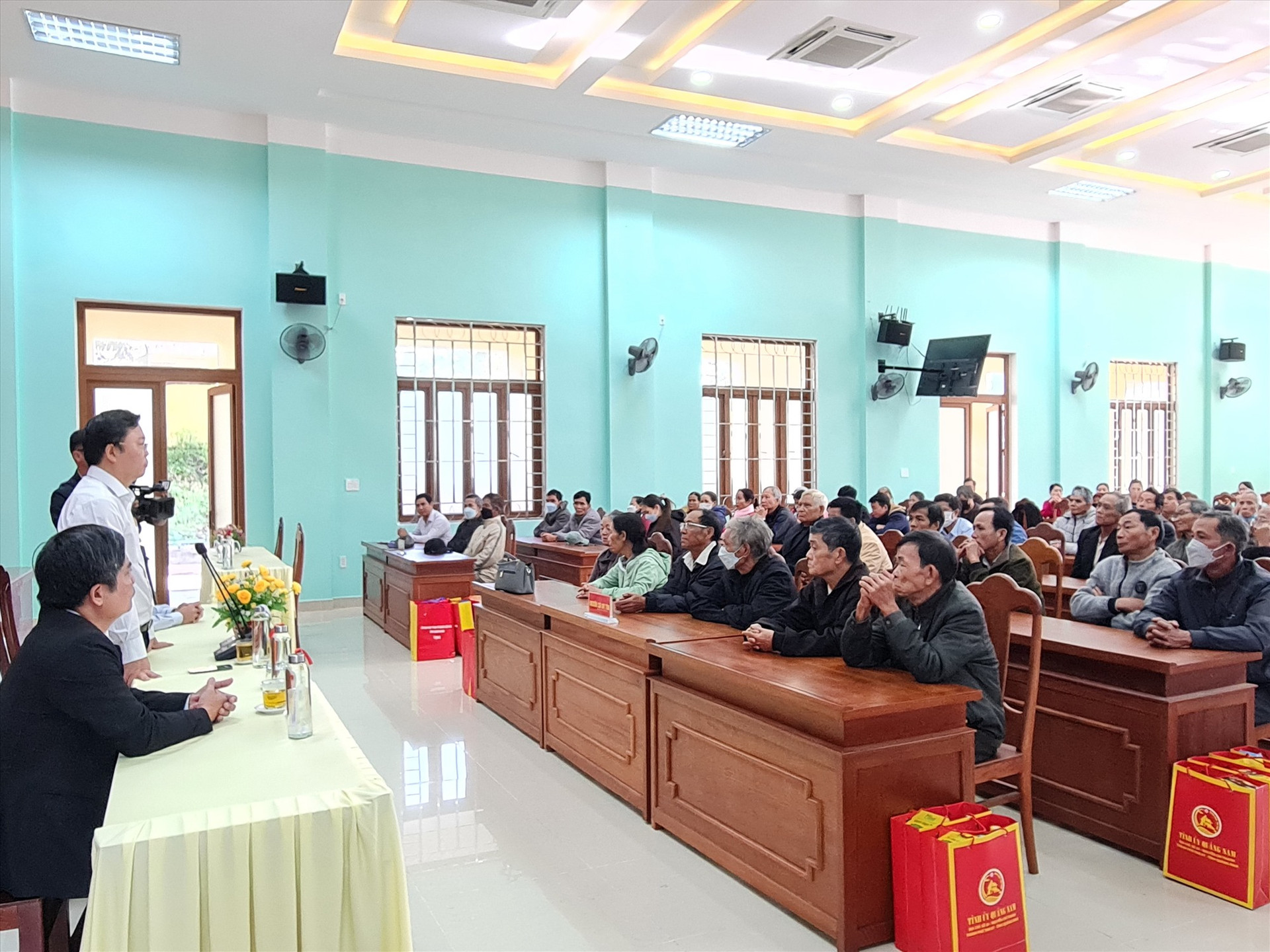 Chủ tịch UBND tỉnh Lê Trí Thanh gửi lời chúc tết, động viên người dân Phước Sơn. Ảnh: D.L