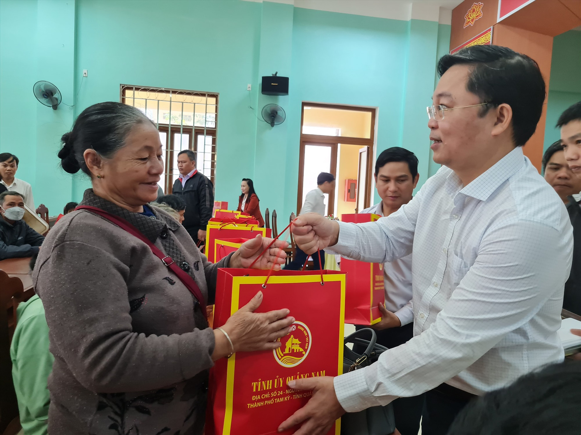 Chủ tịch UBND tỉnh Lê Trí Thanh tặng quà cho gia đình chính sách. Ảnh: D.L