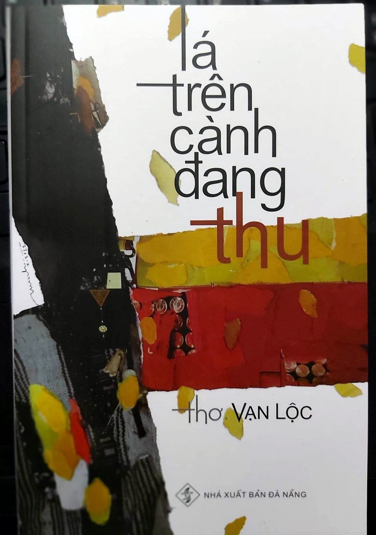 Bìa tập thơ “Lá trên cành đang thu”.