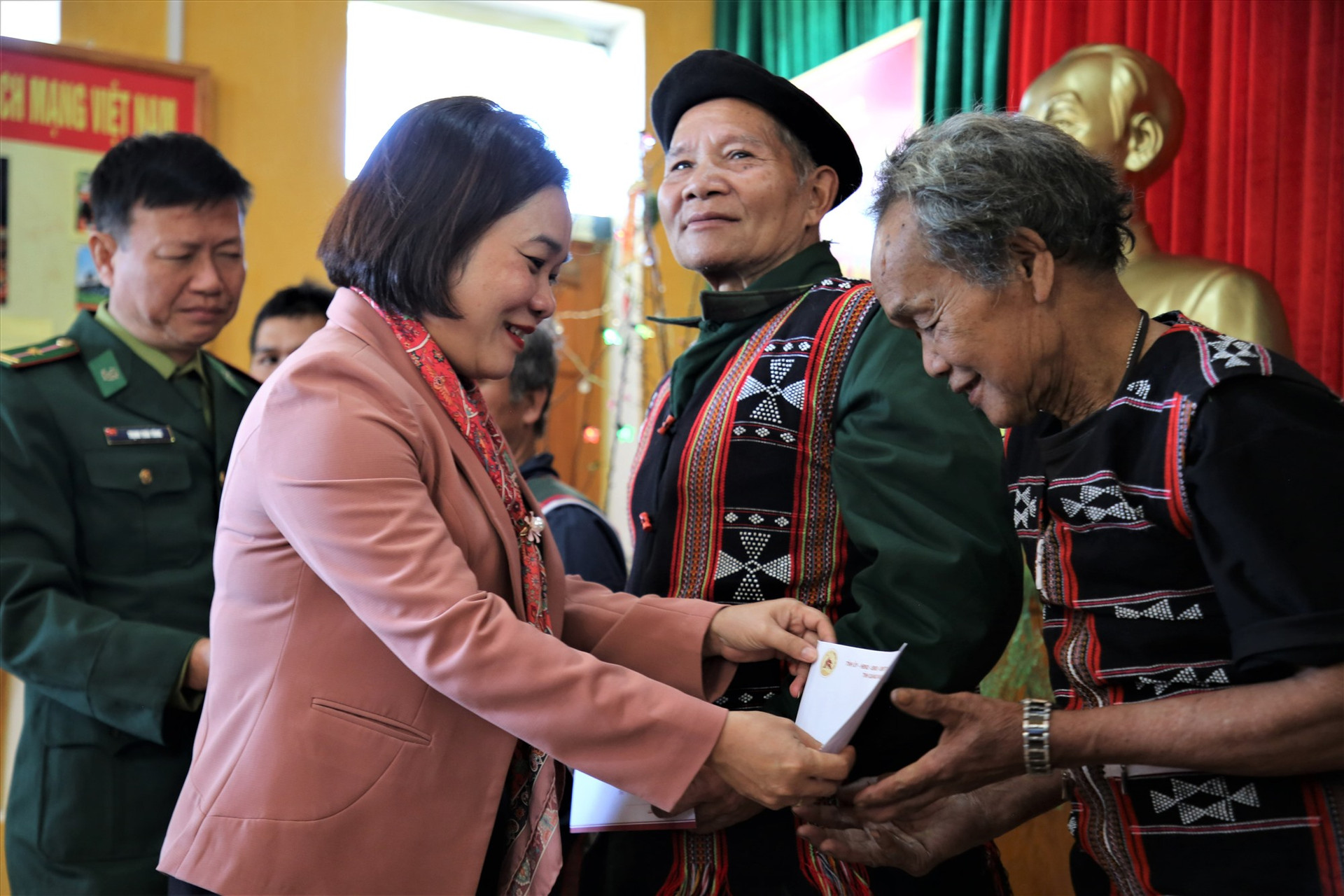 Trưởng ban Dân vận Tỉnh ủy Huỳnh Thị Thùy Dung trao quà cho các già làng. Ảnh: A.N
