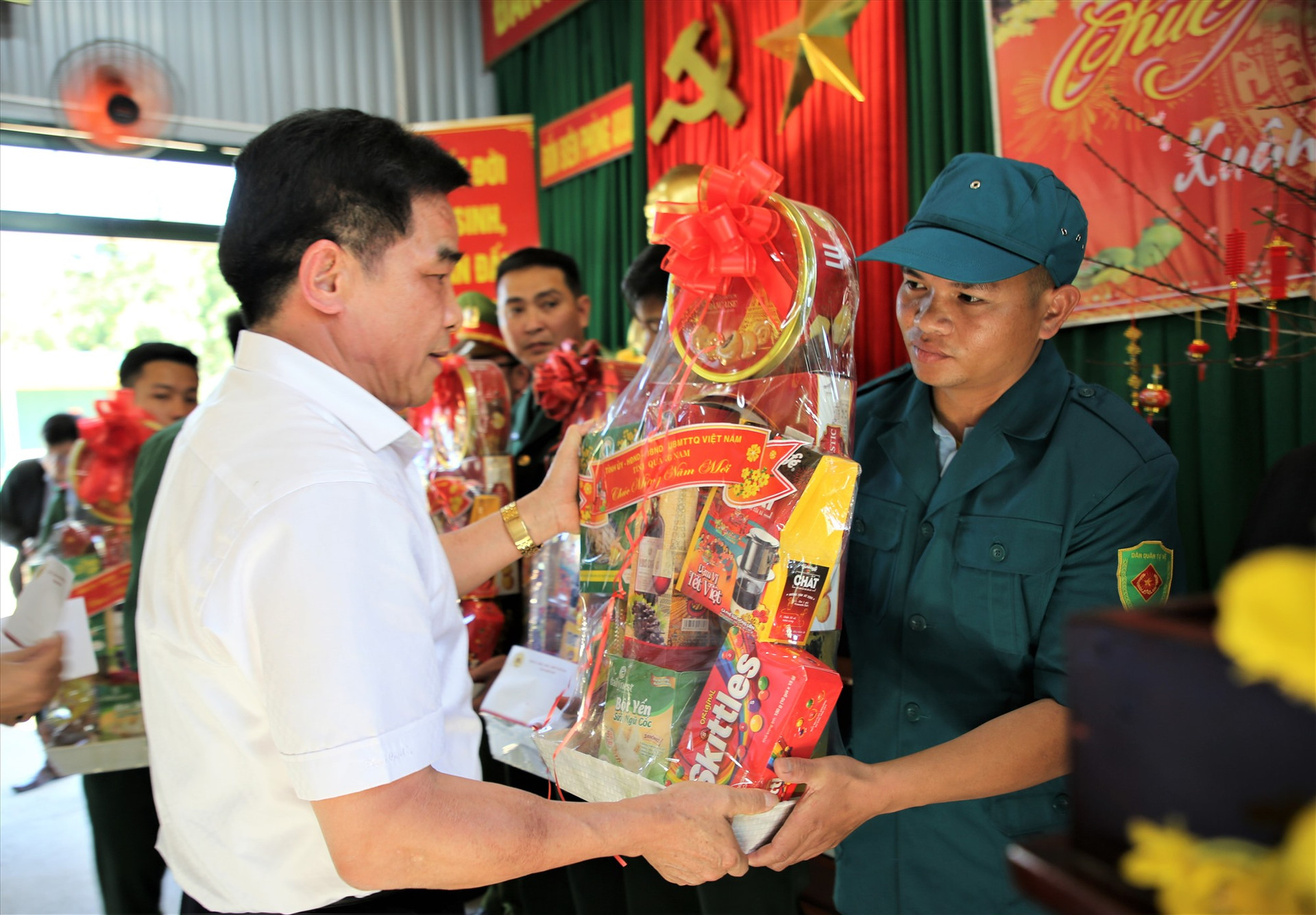 Đồng chí Lê Văn Dũng trao quà đồng viện lực lượng dân quân các xã A Xan, Tr'Hy. Ảnh: A.N
