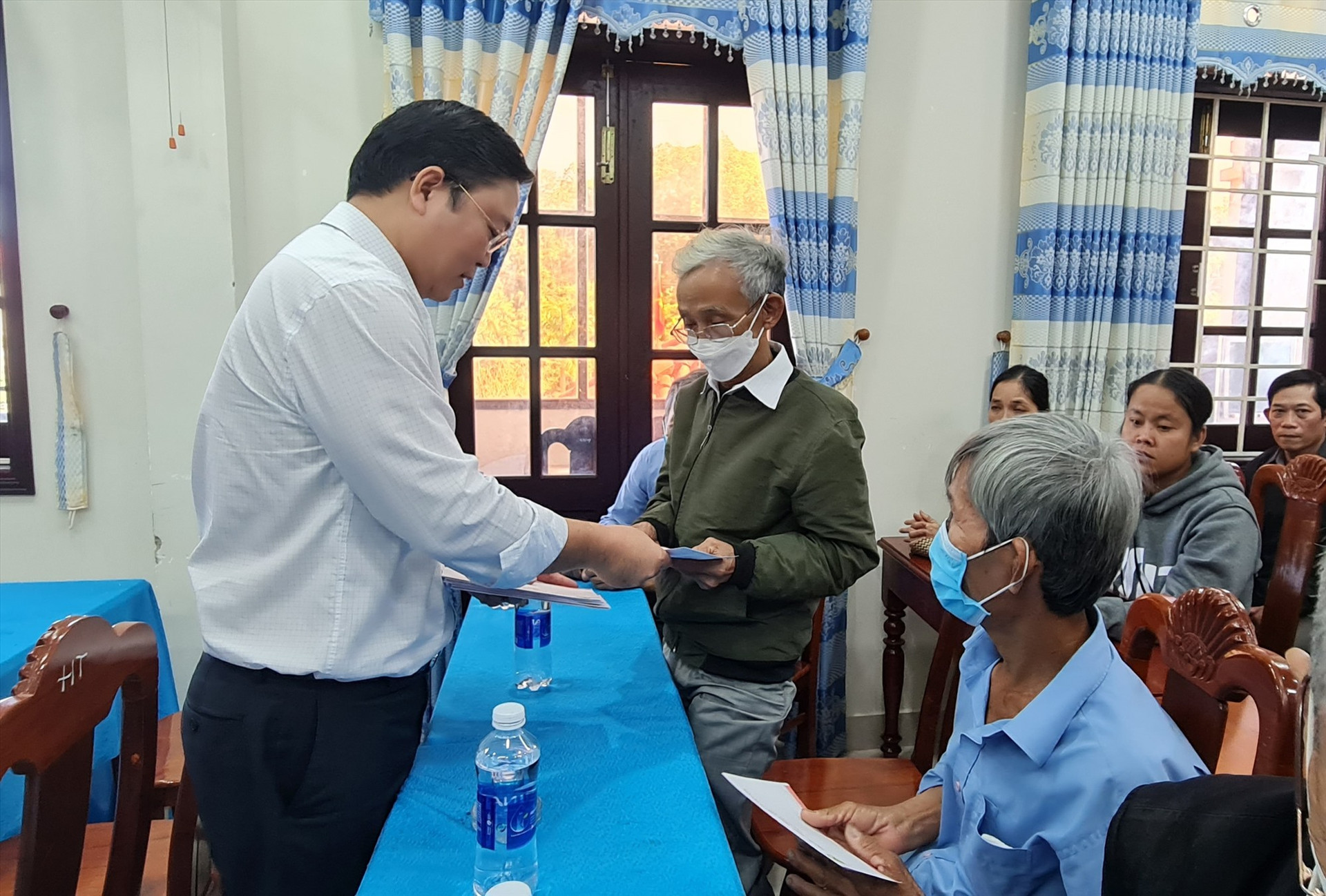 Chủ tịch UBND tỉnh Lê Trí Thanh tặng quà tết cho người dân Nông Sơn. Ảnh: D.L