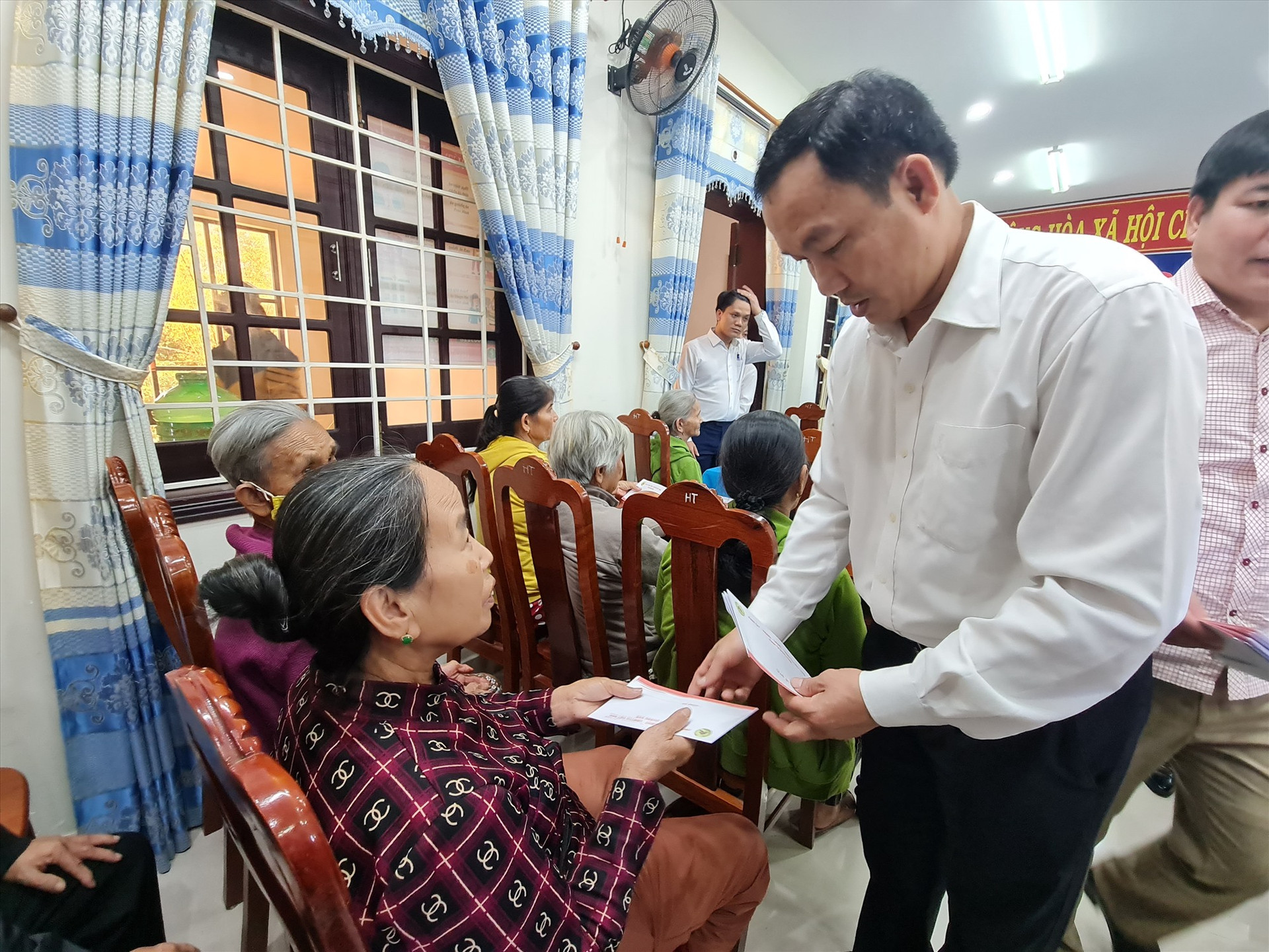 Lãnh đạo UBND huyện Nông Sơn tặng quà tết hộ nghèo. Ảnh: D.L