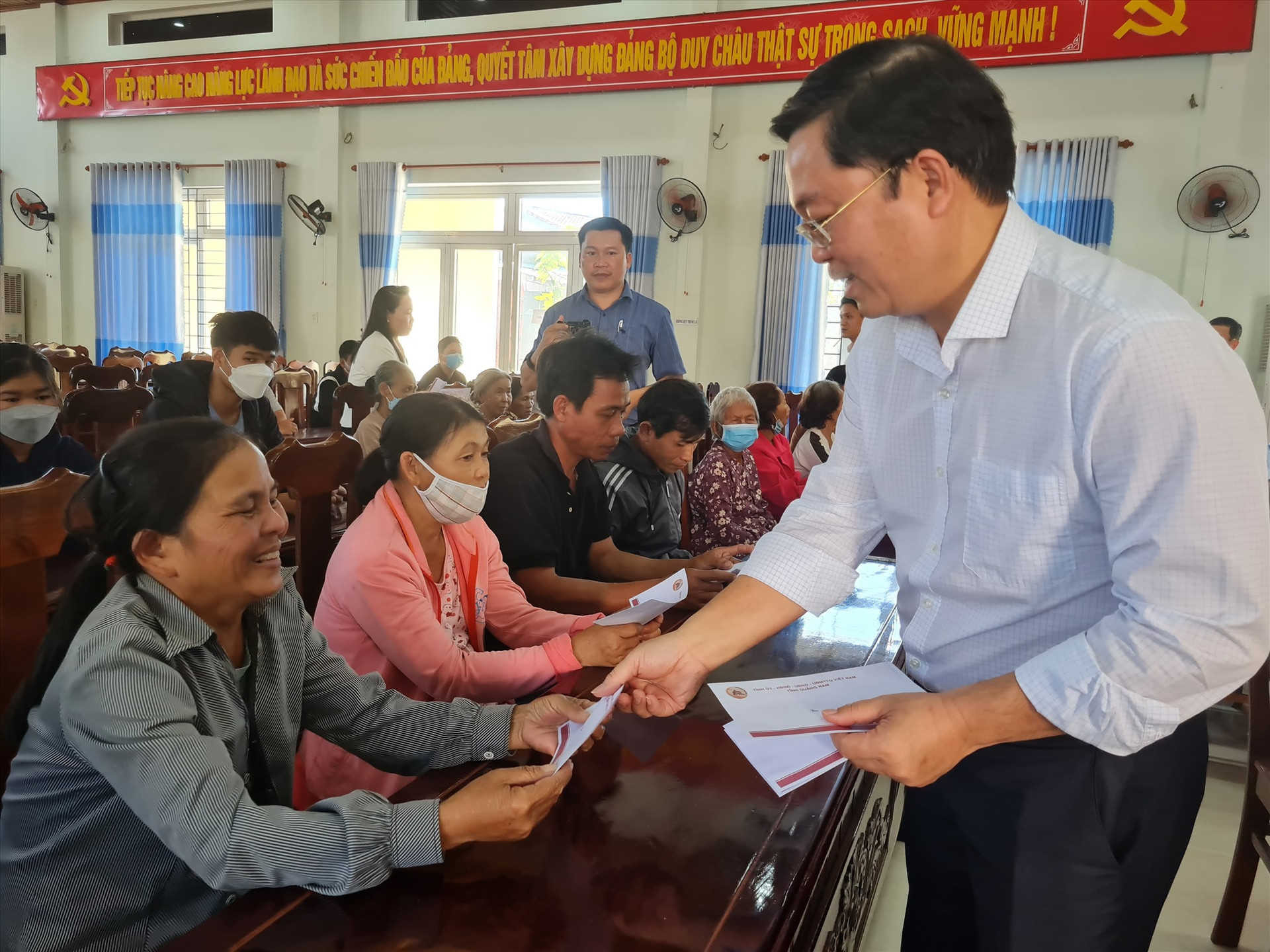 Chủ tịch UBND tỉnh Lê Trí Thanh tặng quà tết tại Duy Xuyên. Ảnh: D.L