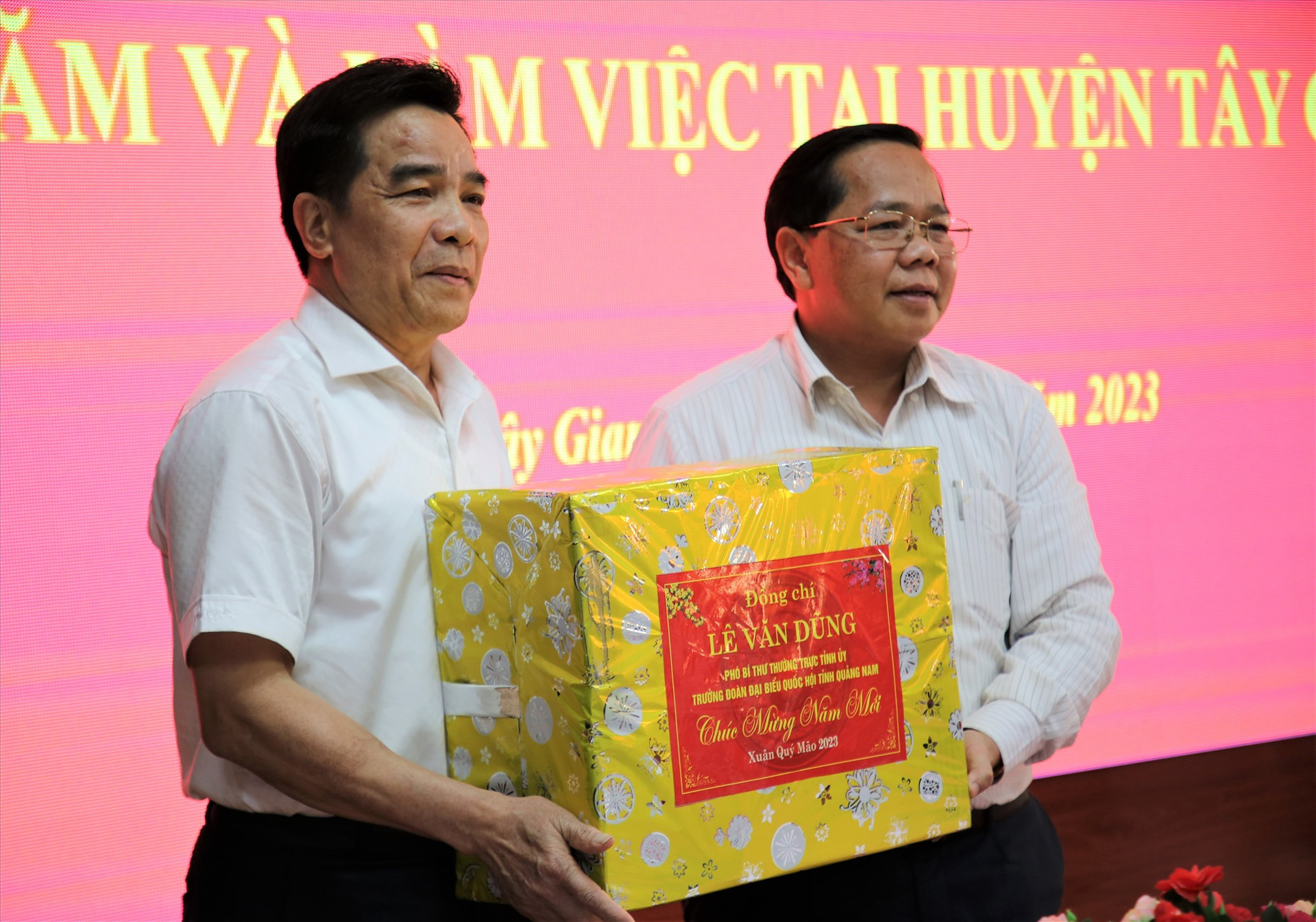 Đại diện lãnh đạo huyện Tây Giang nhận quàn động viên của đoàn công tác. Ảnh: Đ.N