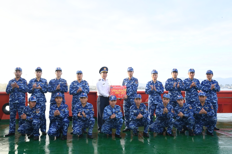 Chính ủy Hải đoàn chúc Tết cán bộ chiến sĩ làm tàu làm nhiệm vụ trực sẵn sàng chiến đấu trên biển trong dịp Tết Nguyên đán