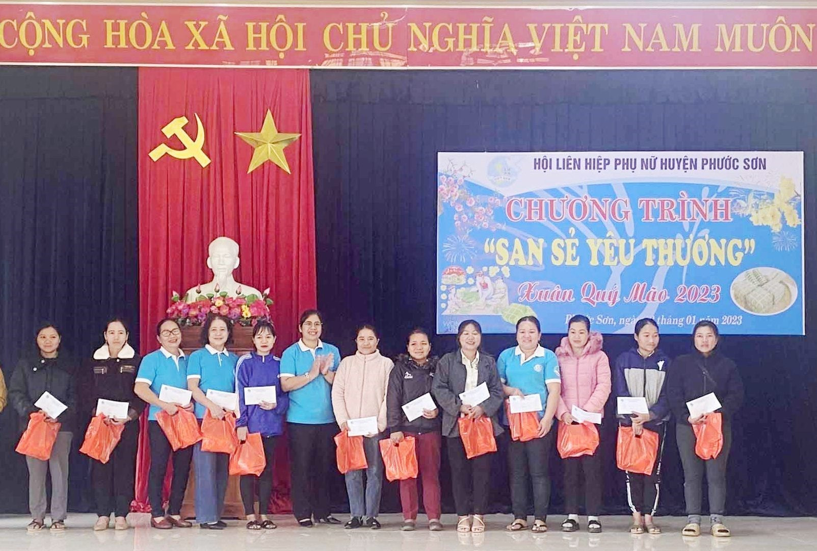 Hội LHPN huyện Phước Sơn trao quà hội viên khó khăn. Ảnh: THANH THẢO