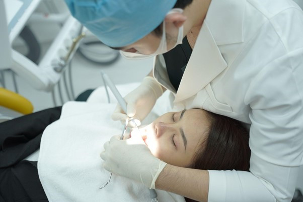 Hình ảnh bác sĩ nha khoa Shark thực hiện dịch vụ răng sứ Diamond.