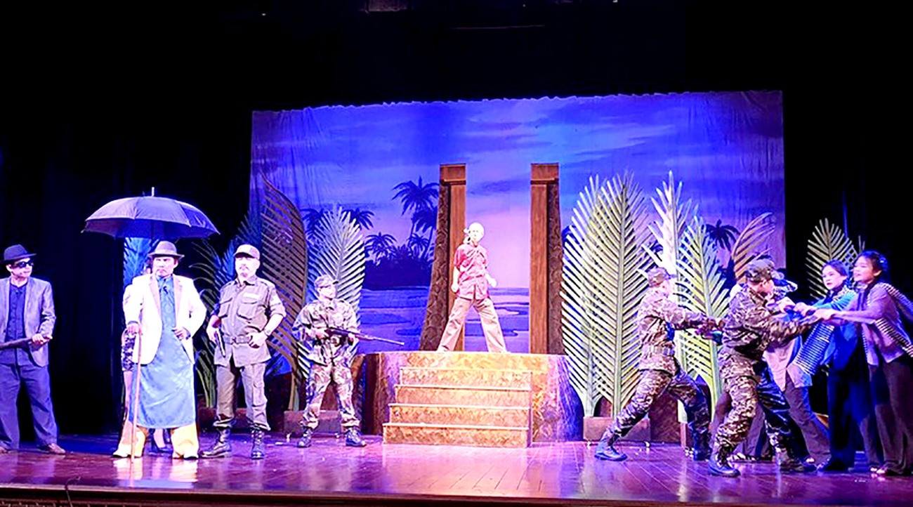 Một cảnh trong vở tuồng hiện đại Không còn đường nào khác của Nhà hát Tuồng Việt Nam