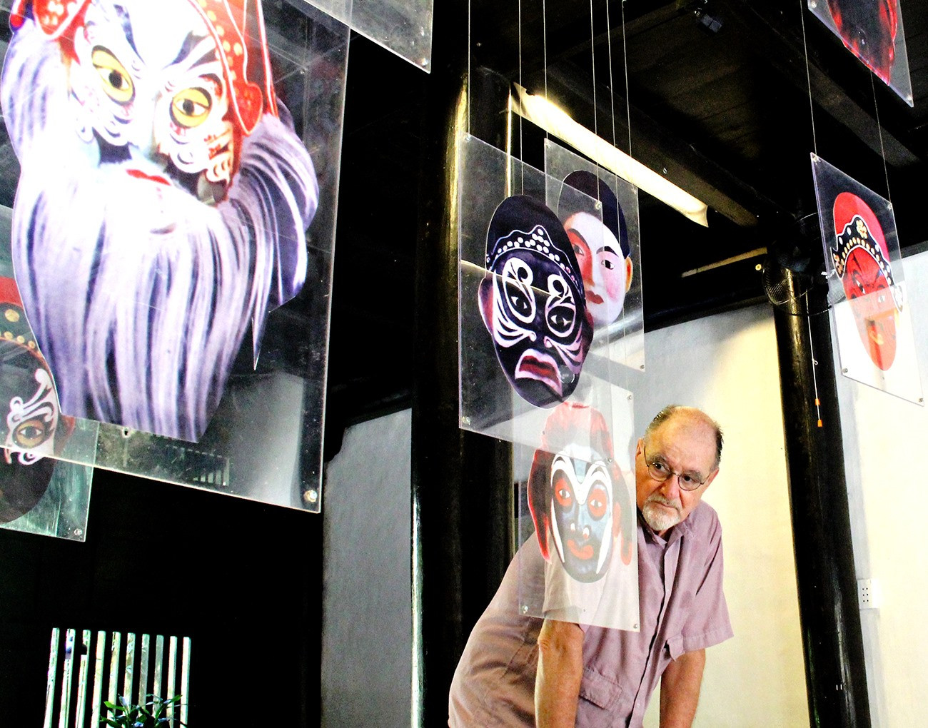 Không gian trưng bày và dạy vẽ mặt nạ tuồng cổ cho du khách Tây của họa sĩ Trương Bách Tường