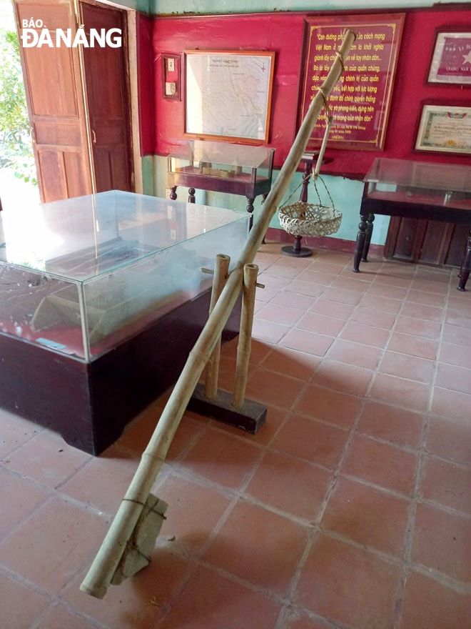 Phục dựng chiếc cần trạc để đưa đất đào địa đạo lên trên. Ảnh: THÁI MỸ